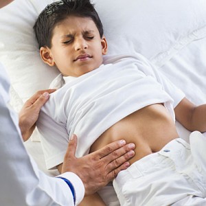 Trẻ bị đau bụng do viêm ruột thừa