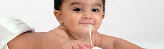 Trẻ sơ sinh hay bị ọc sữa lên mũi, nôn trớ sữa liên tục phải làm sao???