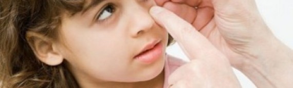 Hướng dẫn xử trí khi trẻ bị chấn thương mắt và cách phòng ngừa tai nạn ở mắt